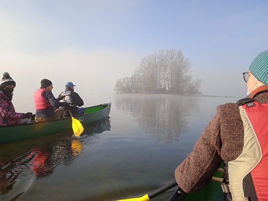 Escursione in canoa canadese davanti ad Angera sul Lago Maggiore