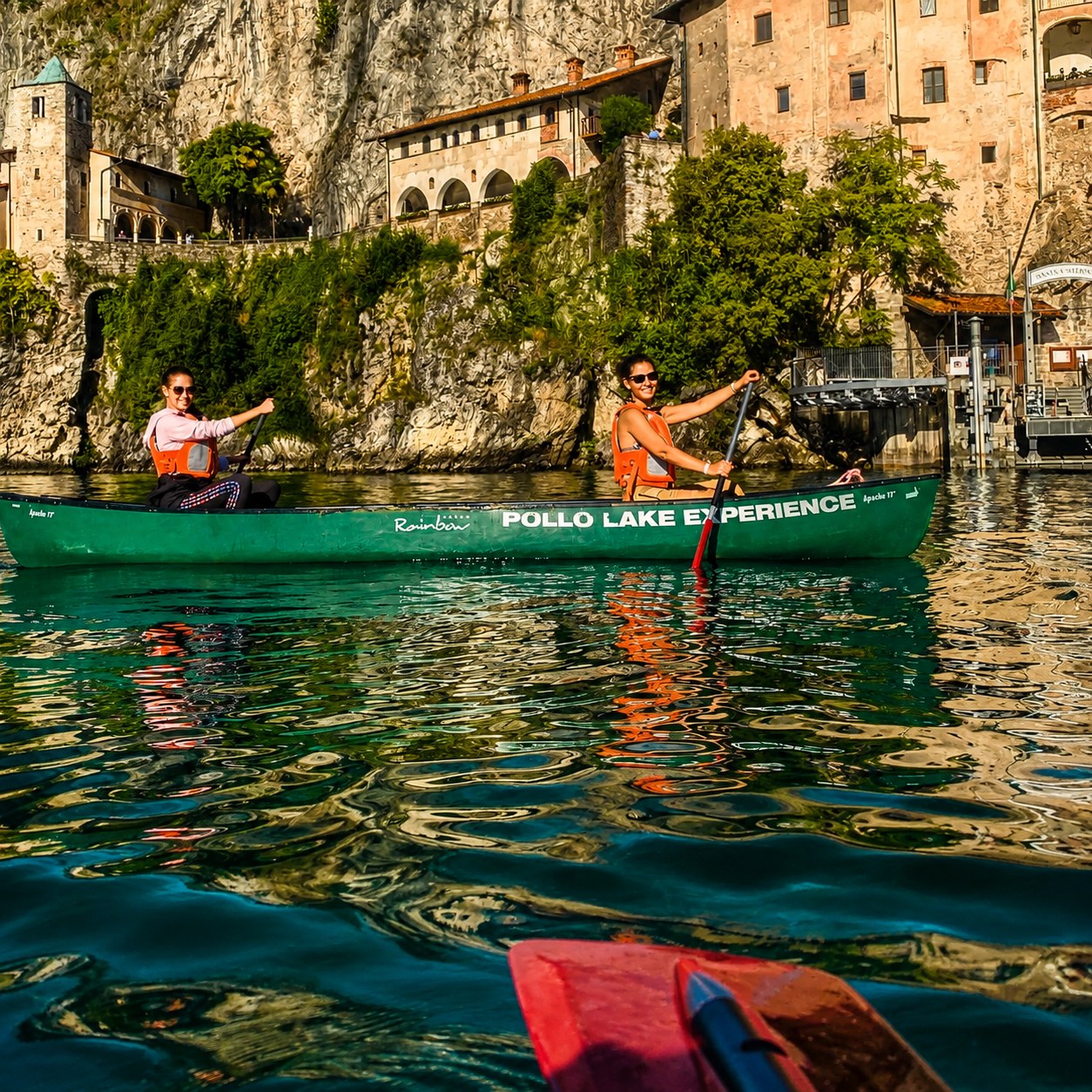 Canoa canadese sotto le scogliere di Santa Caterina del Sasso