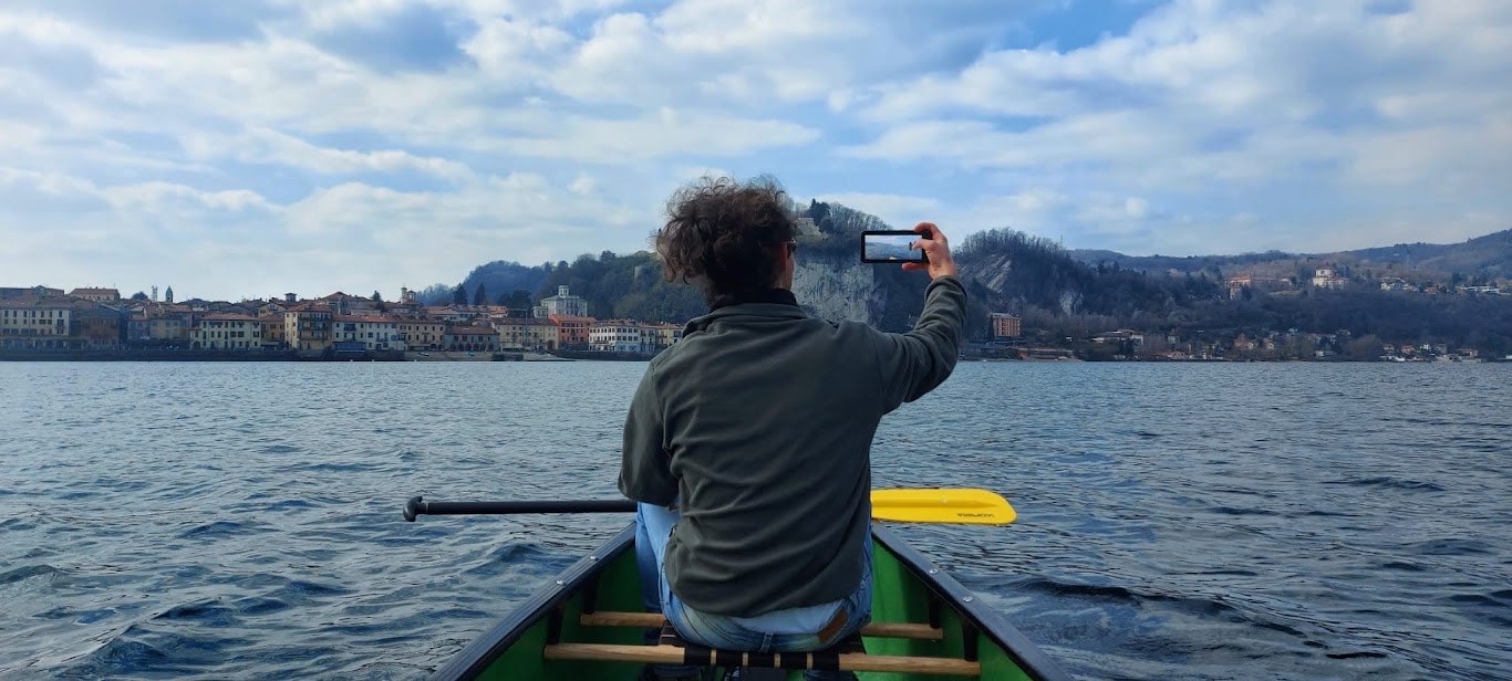 Canoa canadese sul Lago Maggiore tra Arona e Angera