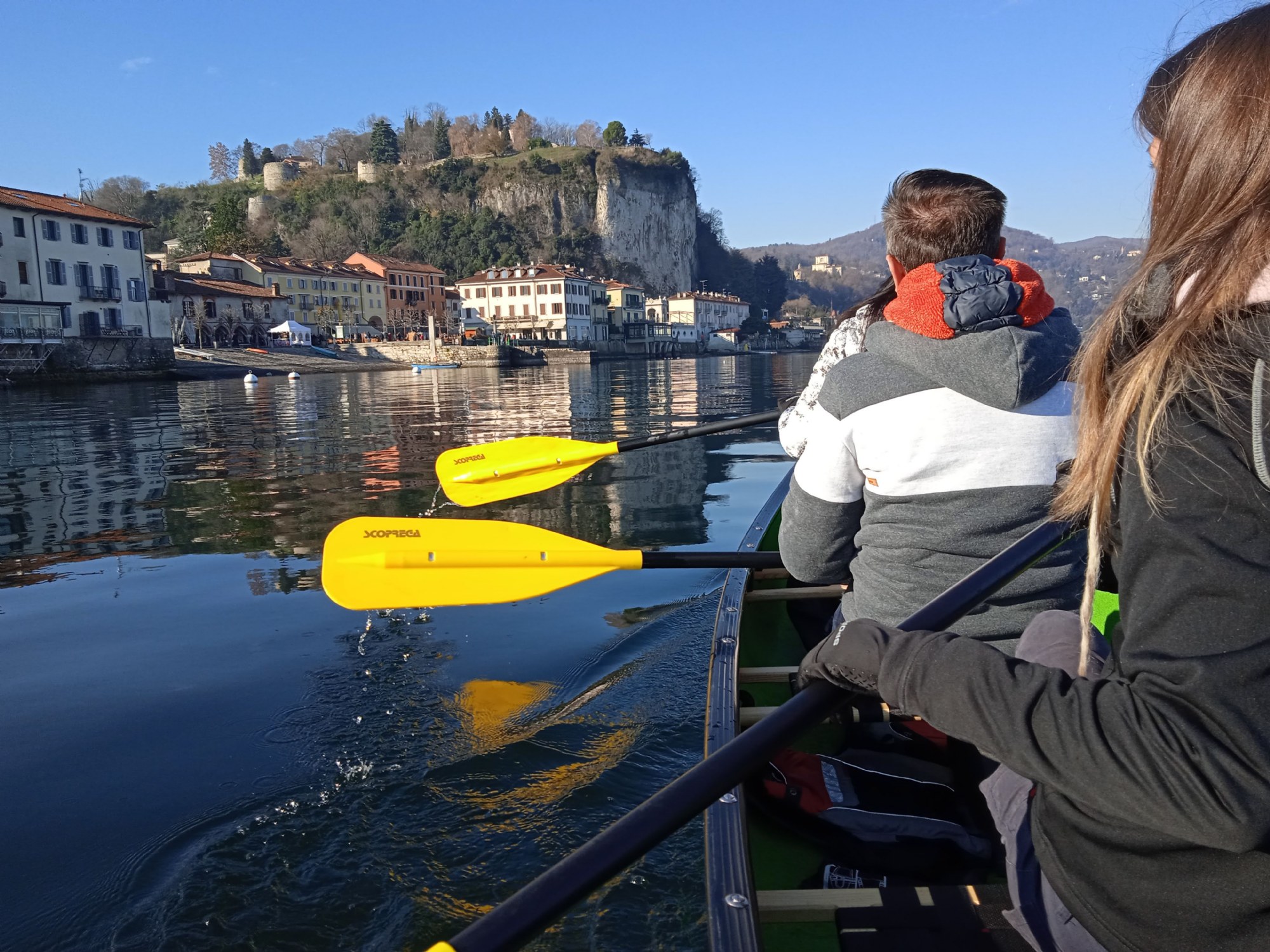 Partecipanti durante un'escursione in canoa canadese sul Lago Maggiore