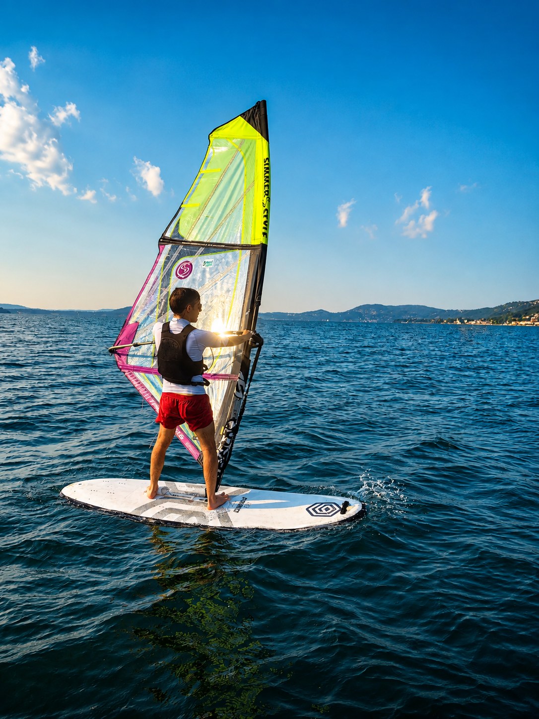 Windsurfista durante una lezione sul Lago Maggiore
