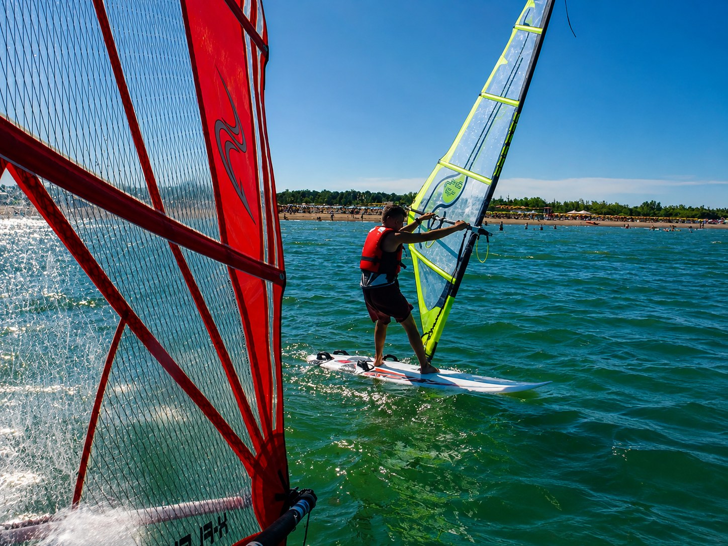 Tavole e vele da windsurf durante una lezione sul Lago Maggiore